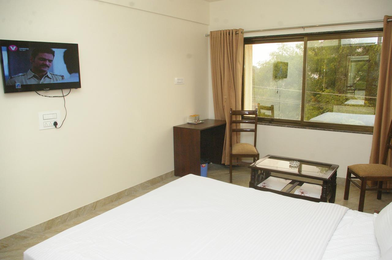 Hotel Gulmohar Pride Ahmednagar Buitenkant foto