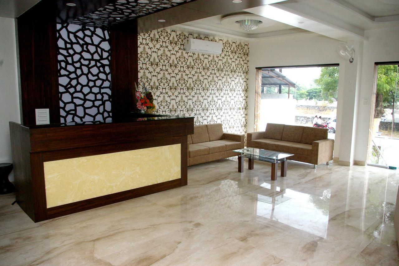 Hotel Gulmohar Pride Ahmednagar Buitenkant foto