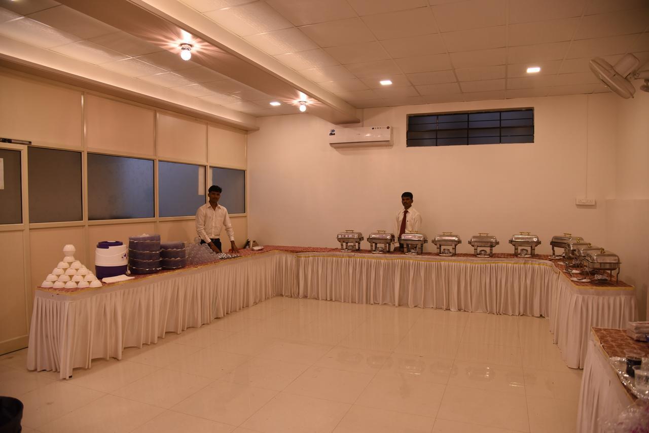 Hotel Gulmohar Pride Ahmednagar Buitenkant foto