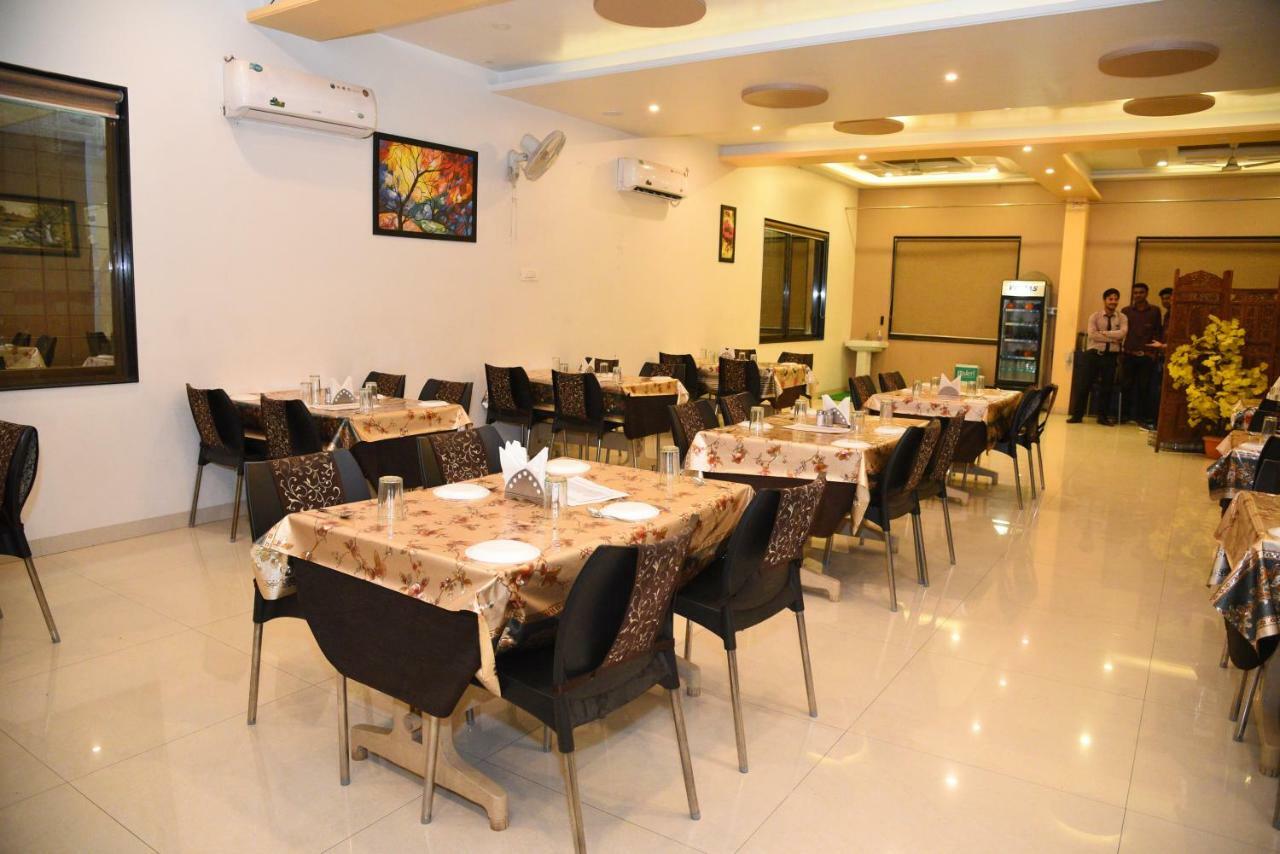 Hotel Gulmohar Pride Ahmednagar Buitenkant foto